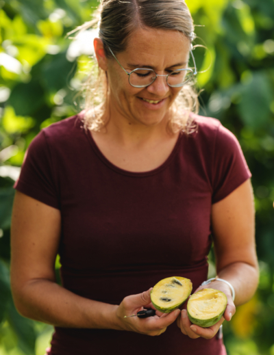 Angelika Köck hält aufgeschnittene Bio-Papau von Ja! Natürlich