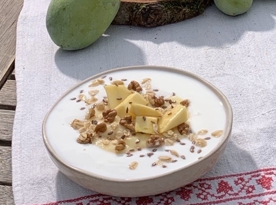 Schale mit Joghurt und Bio-Papau von Ja! Natürlich