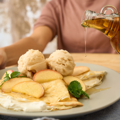 Gefüllter Crepe mit Apfelsorbet