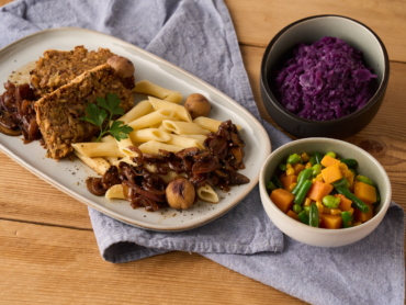 Veganer Maroni-Weihnachtsbraten mit Penne und Rotkraut