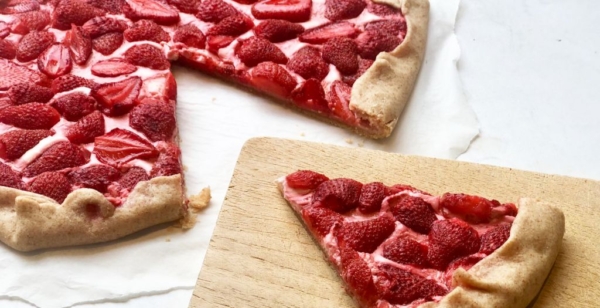Bio-Erdbeer-Galette mit Sauerrahm