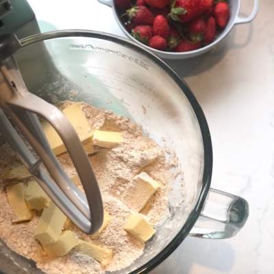 Bio-Mehl und Butter in einer Schüssel.