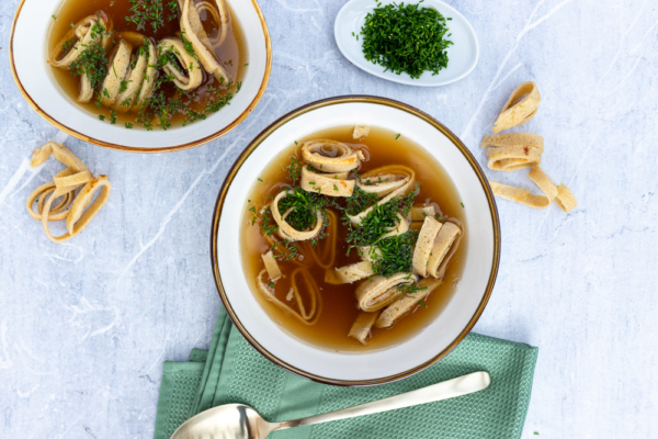Rindssuppe mit Buchweizen Frittaten