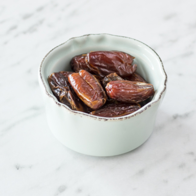 Bio-Datteln in einer Schüssel.