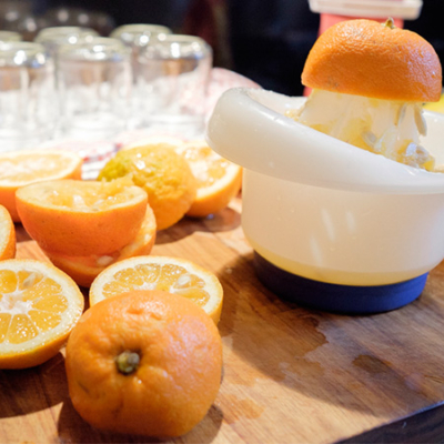 Jemand presst Bio-Orangen.