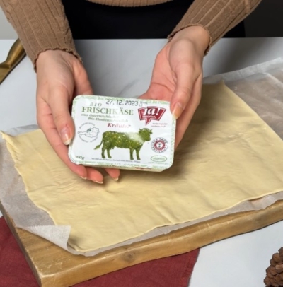 Jemand hält Ja! Natürlich Bio-Frischkäse Kräuter.