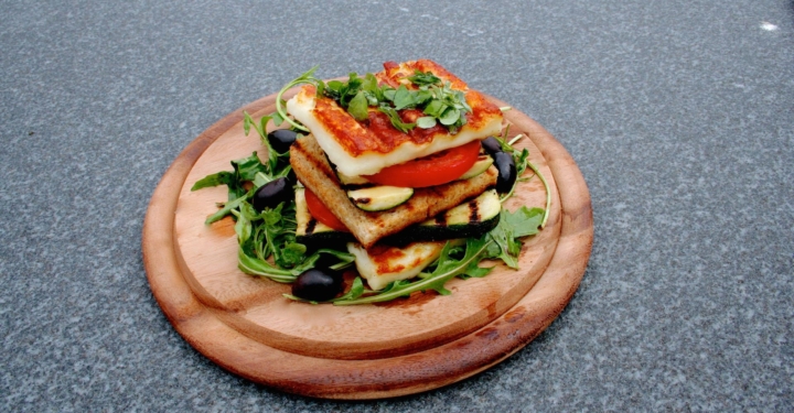 Vegetarischer Inside-Out Halloumi-Burger