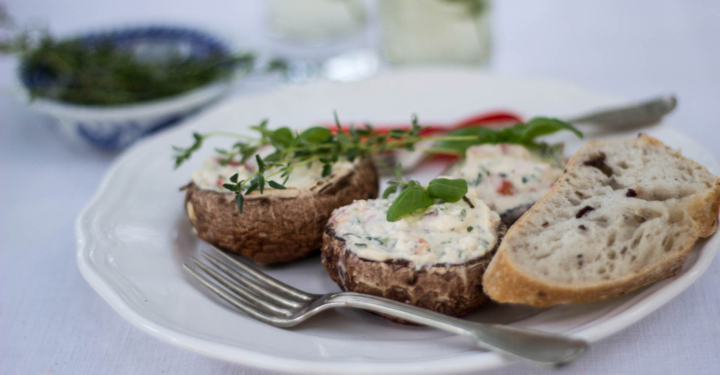 Vegetarisch gefüllte Riesenchampignons vom Grill