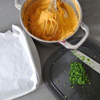 Gekochte Bio-Polenta mit geschnittener Petersilie daneben.