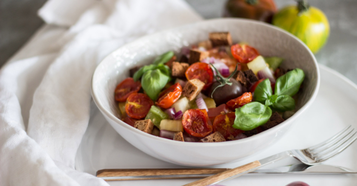 Vegane Panzanella mit Paradeiser-Raritäten aus dem Ofen