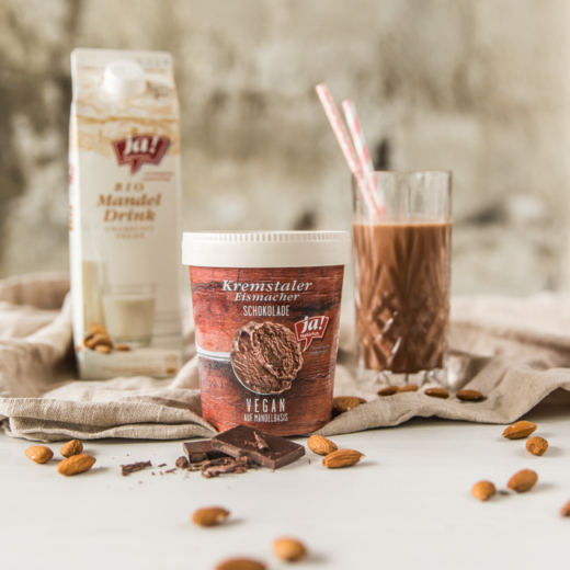 Veganer Bio-Schokoeisshake mit Ja! Natürlich Bio-Mandeldrink und Schokoeis.