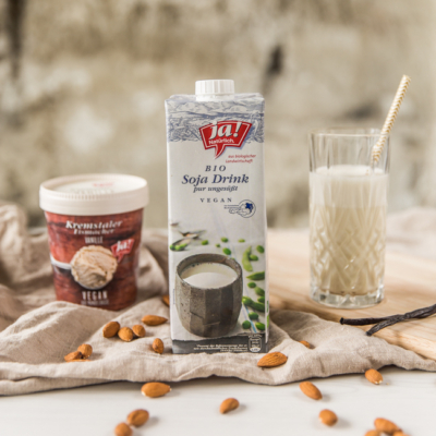 Veganer Bio-Vanilleeisshake mit Ja! Natürlich Bio-Mandeldrink und Vanilleeis.