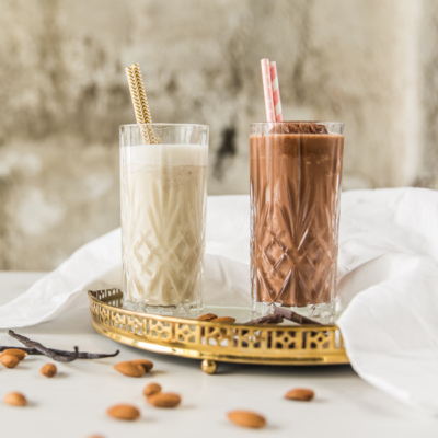 Vegane Schokolade- und Vanille-Eisshakes.