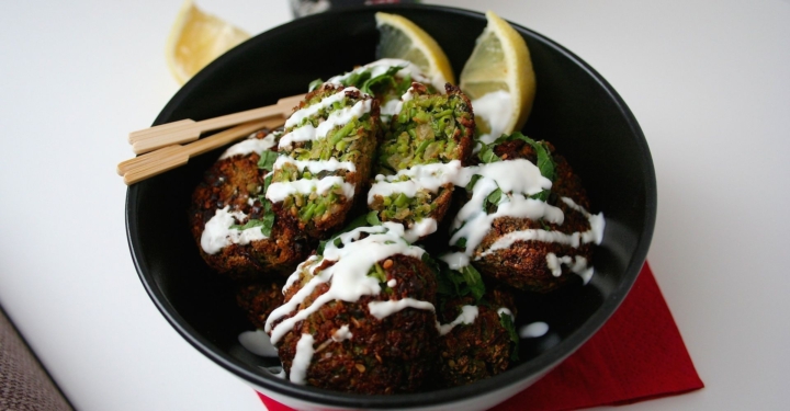 Vegane Erbsen Falafel mit Zitronendip