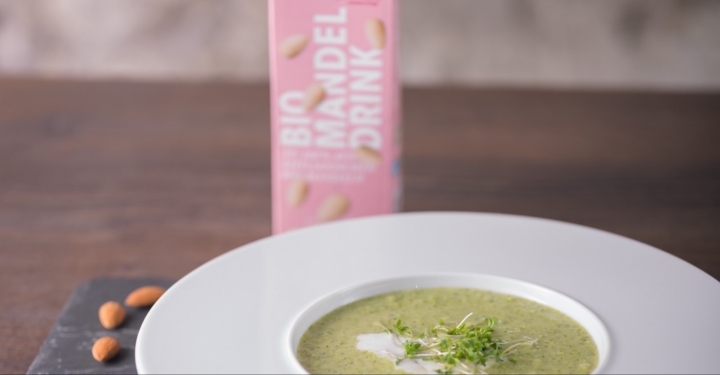 Vegane Brokkoli-Creme-Suppe mit Mandeldrink