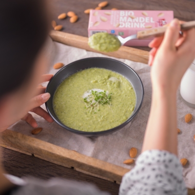 Vegane Brokkoli-Creme-Suppe mit Ja! Natürlich Bio-Mandeldrink.