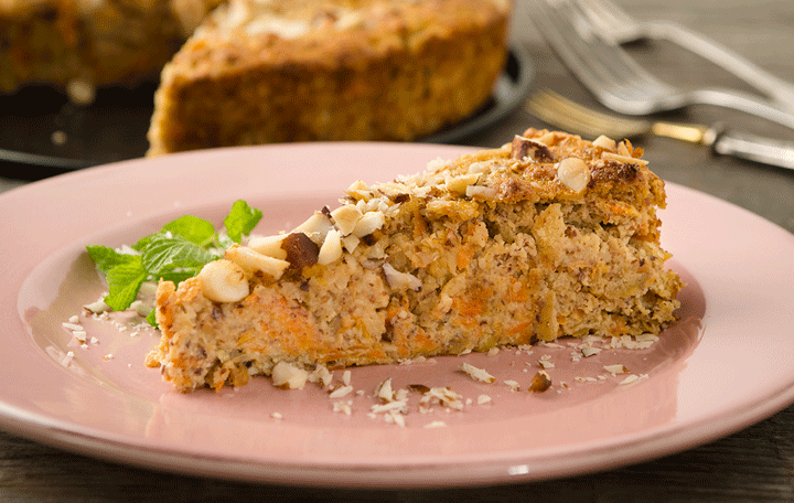 Ein Stück Bio-Karotten-Apfel-Kuchen auf einem Teller.