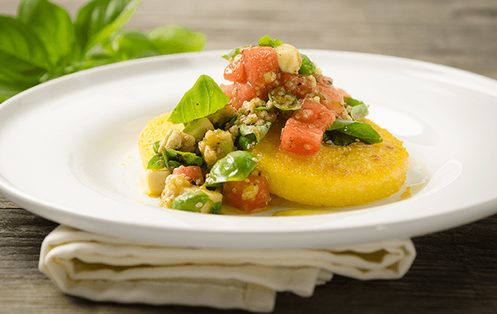 Maisgrieß-Laibchen mit Avocado-Melonen-Salsa (vegan)