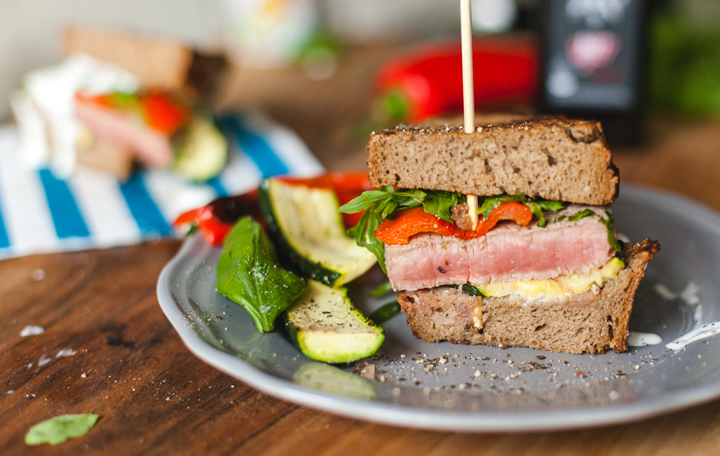 Steaksandwich mit Gemüse