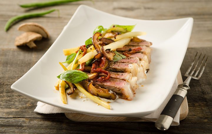 Rosa gebratenes Beiried mit Shiitake-Fisolensalat und Ziegenfrischkäse