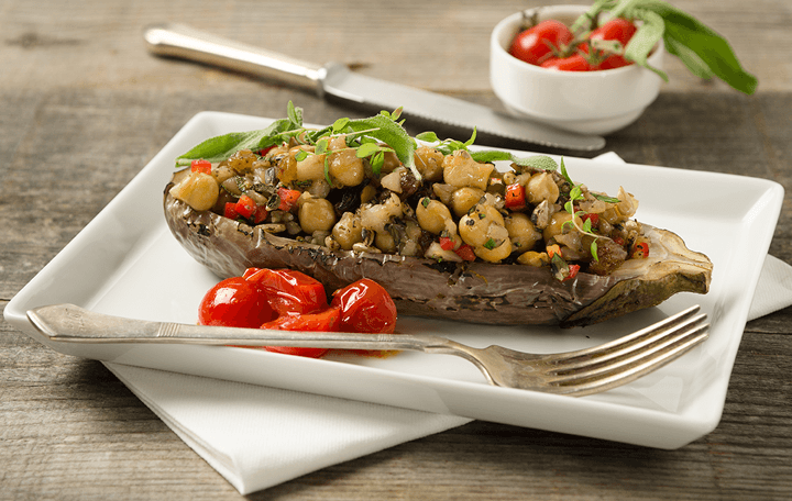 Mit Kichererbsen gefüllte Melanzani auf gebratenen Paradeisern (vegan)