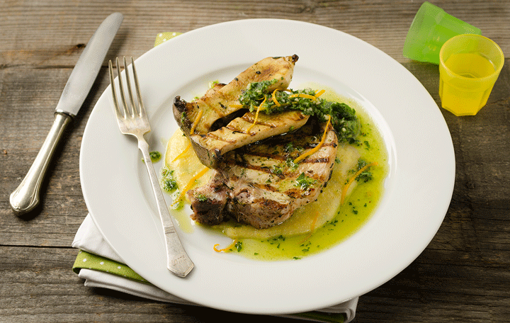 Gegrillte Schweinekoteletts und Kräuterseitlinge auf cremiger Polenta ...