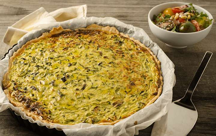 Zucchini-Quiche mit Bergkäse und Oliven