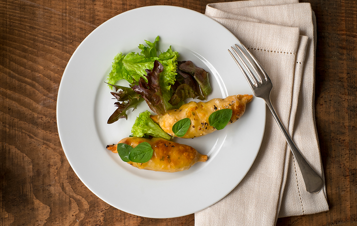 Erdäpfel-Kürbisröllchen mit kleinem Salat