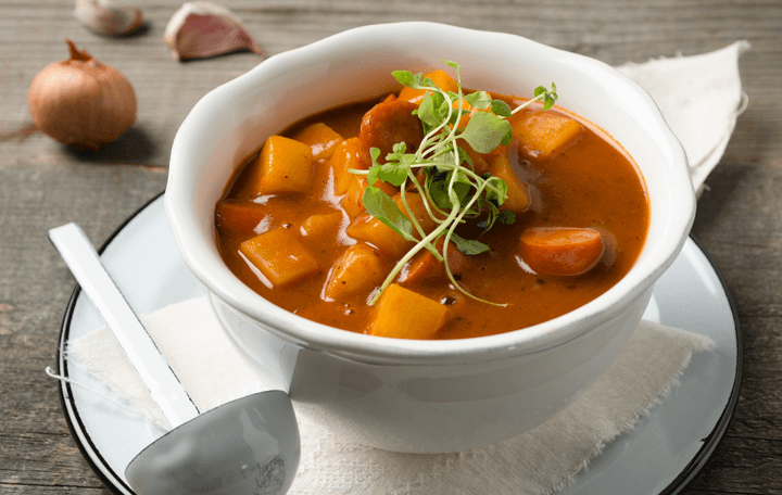 Erdäpfelgulasch mit Debrezinern