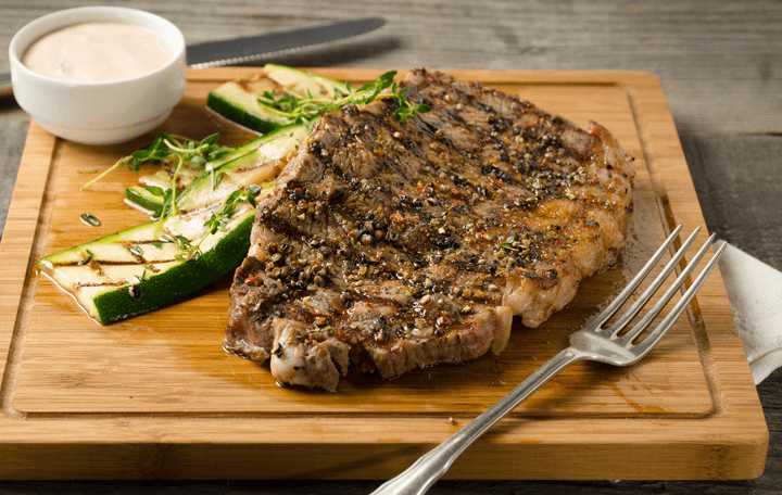 Gegrillte Pfeffersteaks mit Jungzwiebel-Dip und Zucchini