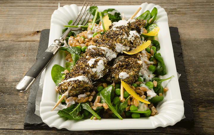 Gebratene Hühnerbrust-Spieße auf Dinkel-Erbsen-Spinat-Salat