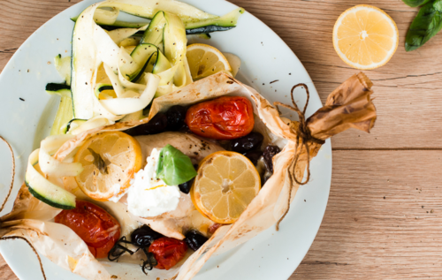 Ein gebackenes Gemüsepäckchen mit frischem Bio-Gemüse.