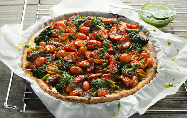 Paradeiser-Spinat-Tarte mit Kräuter-Sauerrahm