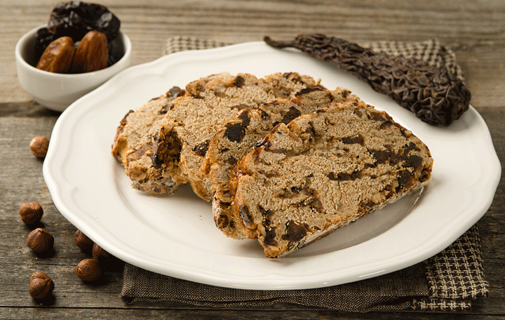 Kletzenbrot mit Haselnüssen