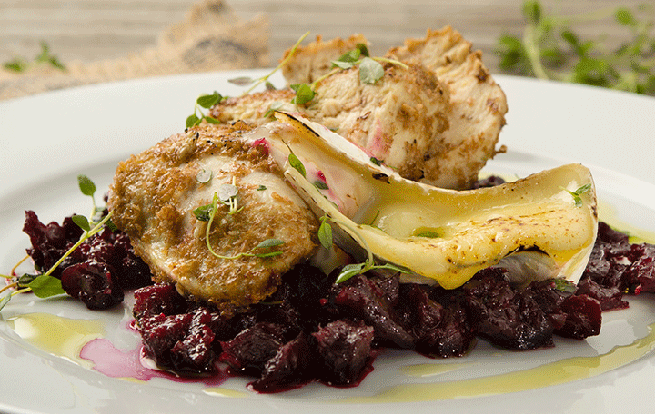 Hühnerfilet auf Thymian-Roten-Rüben mit geschmolzenem Brie
