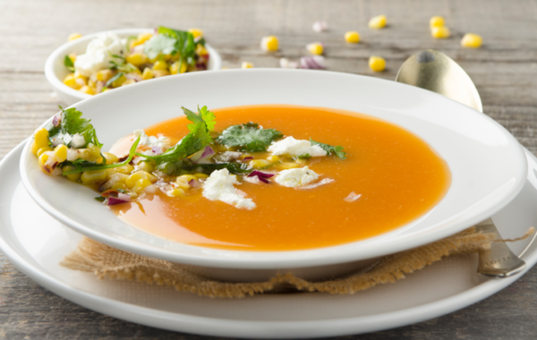 Tomaten-Maiscreme-Suppe mit Ziegenfrischkäse