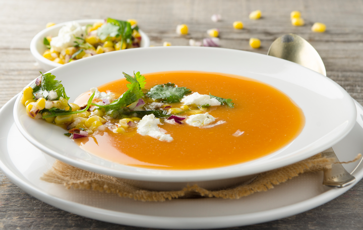 Tomaten-Maiscreme-Suppe mit Ziegenfrischkäse