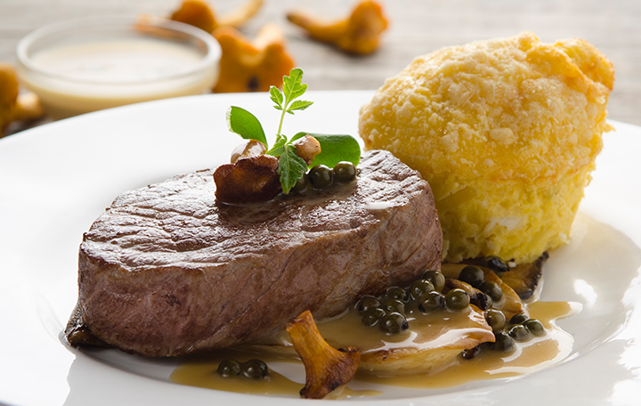 Bio-Weidejungrind-Steak mit Pfeffersauce und Erdäpfelflan