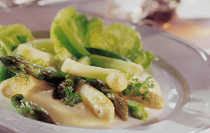 Spargelsalat mit Sauce Hollandaise und Frühlingszwieberln