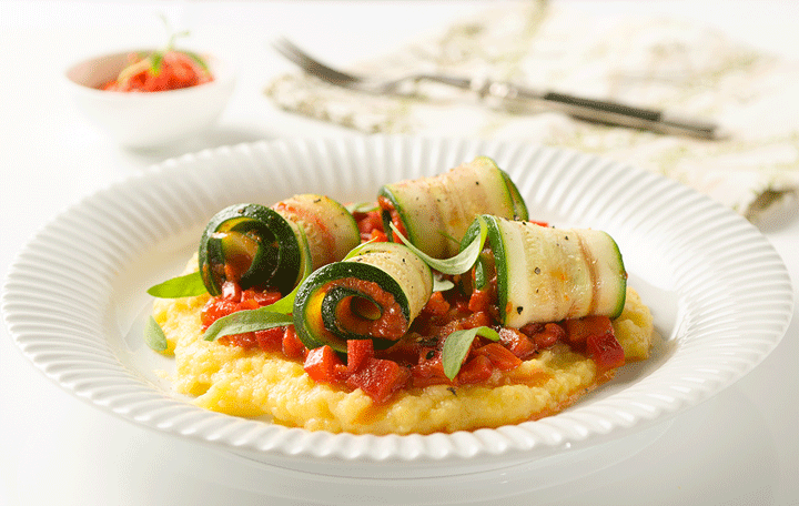 Zucchini, gefüllt mit Paprika und Paradeissauce