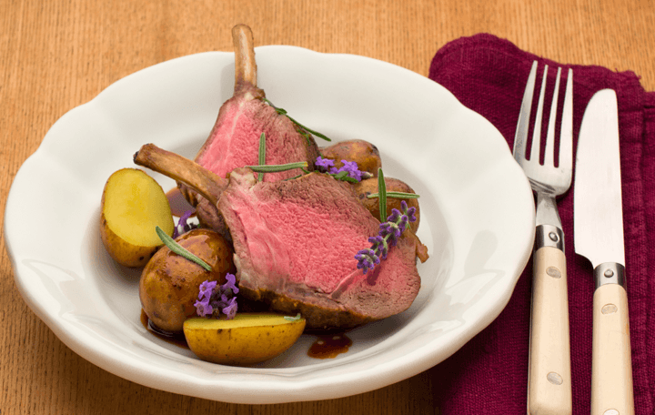 Lammkarree mit Lavendel gebraten auf geschmorten Erdäpfeln