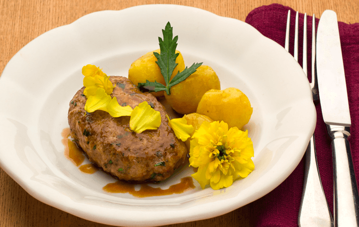 Kalbsbutterschnitzel mit Orangentagetes und Erdäpfeln