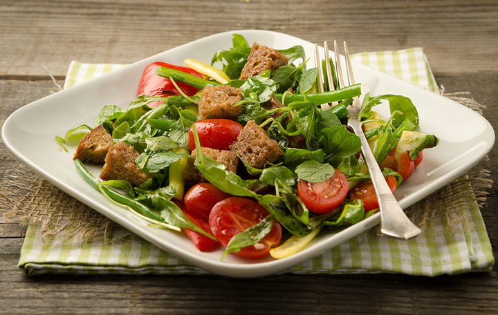Brotsalat mit Bohnen und Paprika