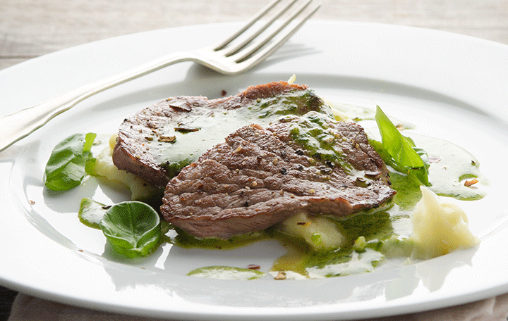 Schaumige Eigelb-Basilikum-Sauce mit Weidejungrind-Minutensteaks