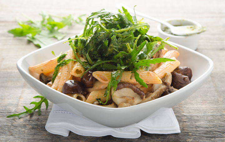 Penne mit Tomaten-Pilz-Sauce und Rucola | Rezept – Ja! Natürlich