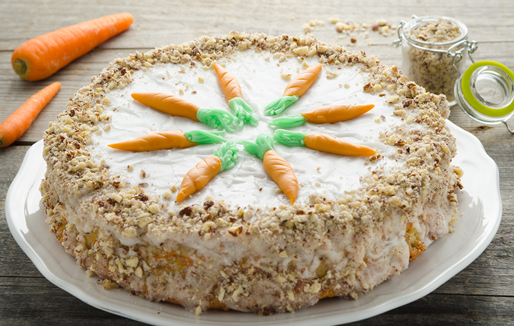 Eine Karotten-Haselnusstorte auf einem Teller.