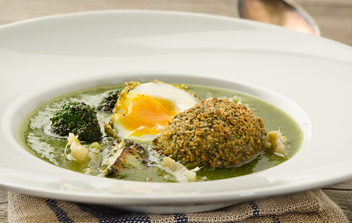 Brokkoli-Suppe mit gebackenem Ei