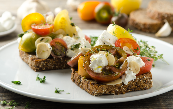 Gegrilltes Vollkornbrot mit Tomatenraritäten und Ziegenfrischkäse