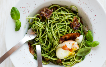 Spinat-Pasta mit weichem Ei