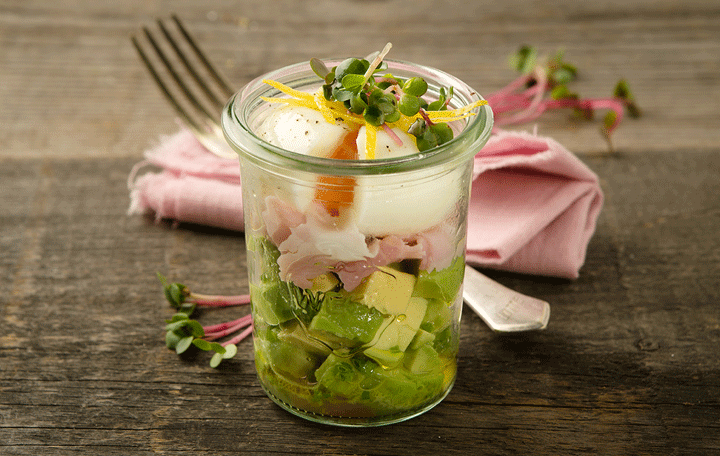 Ei im Glas auf SchinkenAvocadoBett Rezept